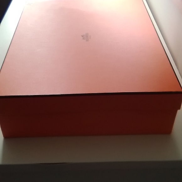 Authentic Hermes Gift Box with Tissue Paper & 2 Card Holders. - Picture 4 of 11